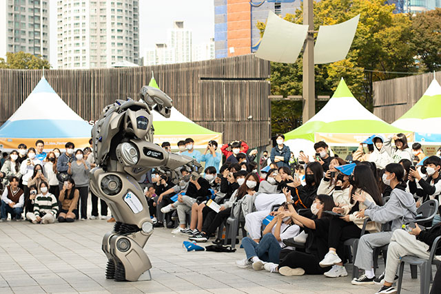 2022 서울융합과학 메이커축제 현장 사진7-로봇시연