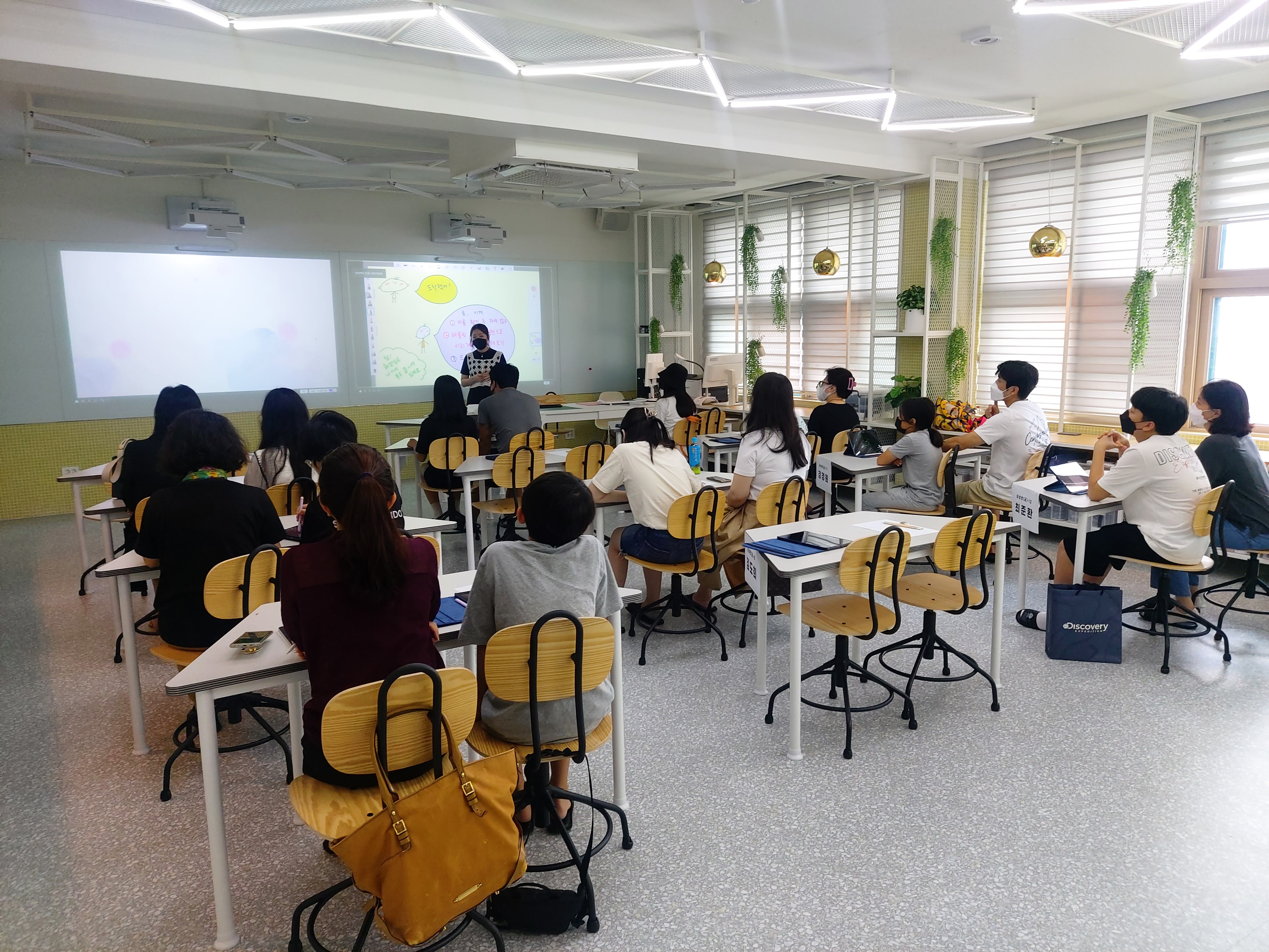 (8월)가족체험프로그램 「디지털 드로잉으로 이모티콘 작가되기」